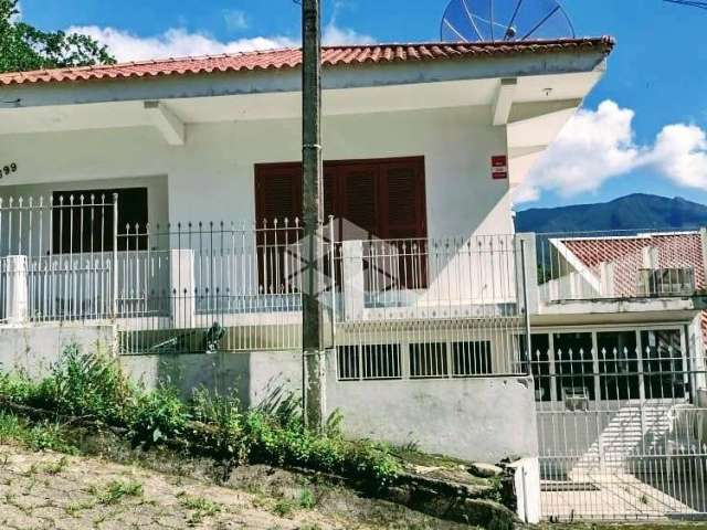 Casa 5 dormitórios sendo 2 suítes, 5 banheiros, 2 cozinhas, churrasqueira p/moradia  ou pousada