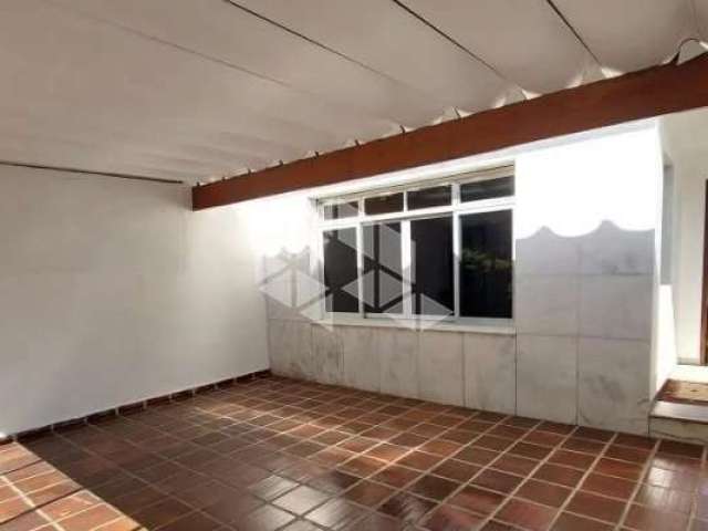 Sobrado à venda no Brooklin, 163m², 3 dormitórios sendo 1 suíte, 3 banheiros, 1 lavabo, quintal e 2 vagas cobertas