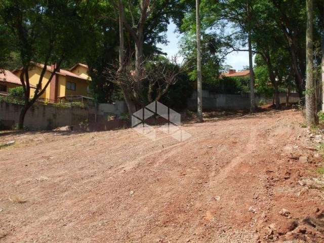 Terren frente para praça ao lado de ótimas casas