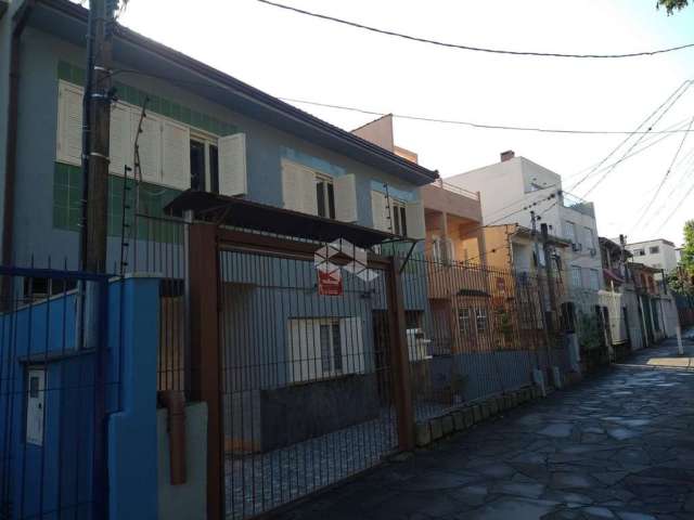 Casa 03 dormitórios,  2 pisos com terraço,1 suíte, 1 lavabo, 2 banheiros, com vaga para 08 carros,