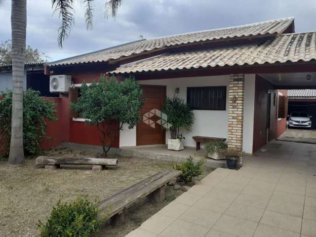 Casa 3 dormitórios, 1 suíte, 4 vagas, bairro Lami