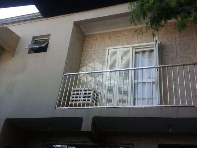 Casa 5 dormitórios,  134m2, 30m da Av. Bento Gonçalves/Partenon.