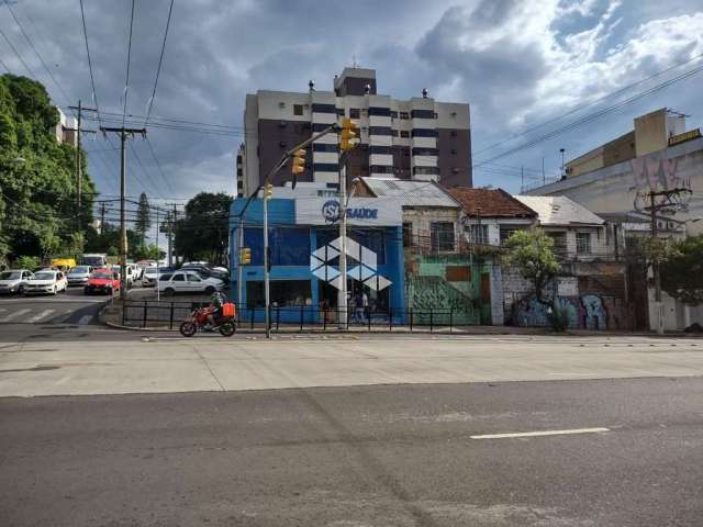 Terreno  com Casa em Avenida de Grande Fluxo bairro Rio Branco / Porto Alegre