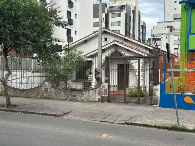 Casa residencial , com  583m2 de área total,  no Menino Deus