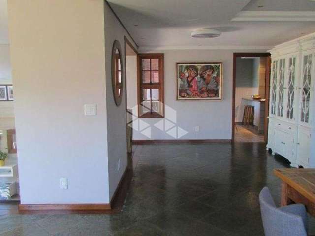 Excelente casa com 3 pavimentos, peças amplas.