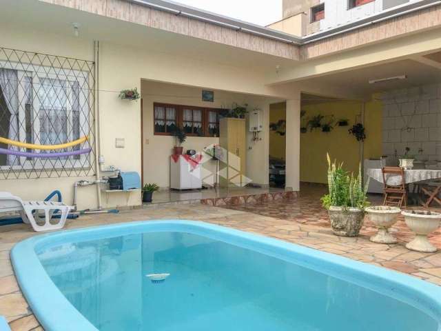 Casa com aquecimento solar, 5 quartos, piscina e churrasqueira no Cristo Redentor em Porto Alegre!