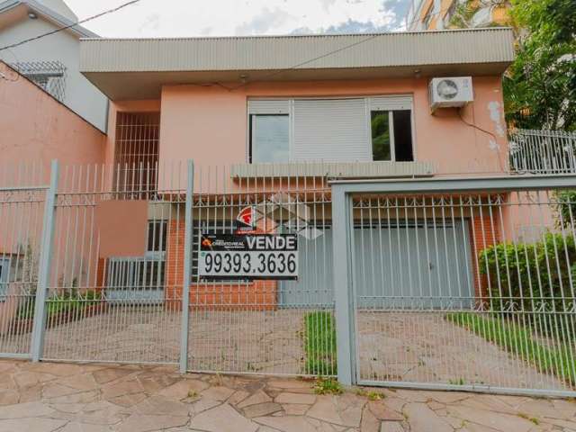 Casa de 3 dormitório no coração do bairro Petrópolis.