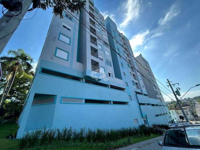 Apartamento de 2 dormitórios, sacada com churrasqueira, vaga coberta, sala e cozinha integrados e elevador. Aceita financiamento, MCMV e FGTS.