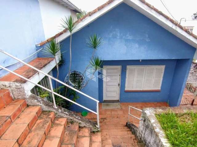 Casa ampla com pátio, 2 dormitórios e garagem coberta para 2 carros. Bairro Operário em Novo Hamburgo.