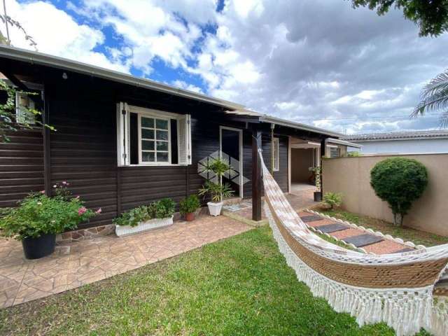 Casa 3 dormitórios, sendo 1 suíte, sala de estar e jantar, área de lazer com churrasqueira, piscina, amplo pátio no Bairro Liberdade em Novo Hamburgo.