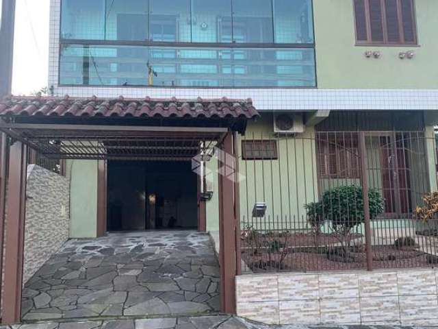 Casa com 3 dormitorios, sendo 1 suíte com closet, 3 banheiros, salão de festas, area de serv  patio