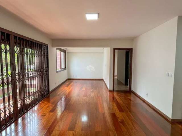 Apartamento 3 quartos, 1 suíte, com sacada e banheira. Contendo 129,70m² privativos, no bairro Petrópolis em Porto Alegre