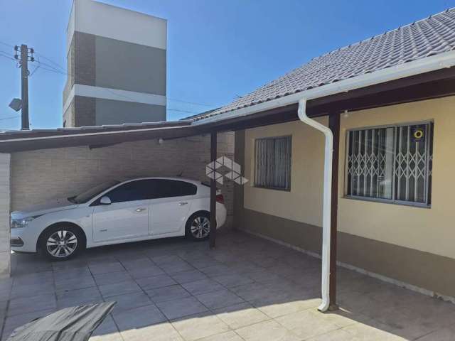 Casa térrea sendo 02 dormitórios, semi-mobiliada, com edícula em Palhoça