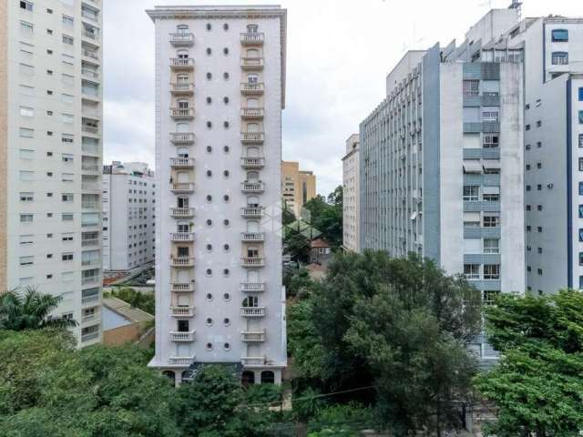 Apto a venda com 100m², 2 suítes, 1 vaga, reformado na Rua Consolação.