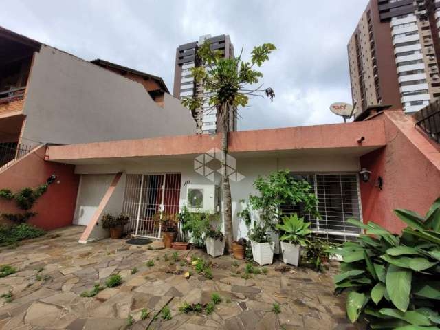 Casa de 03 dormitórios no bairro Chácara das Pedras, em Porto Alegre