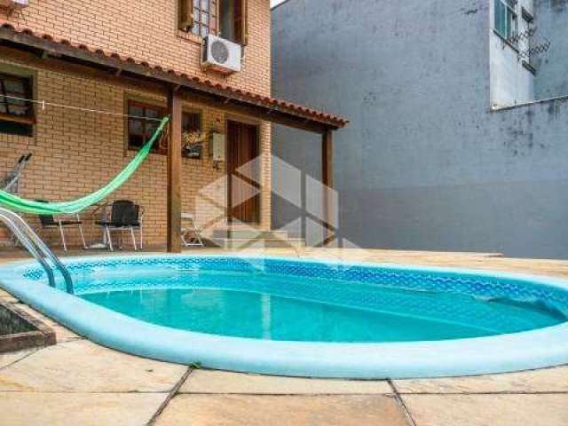 Casa com 03 dormitórios e Piscina no bairro Morro Santana