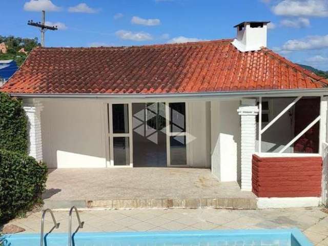 Casa reformada a venda com 03 dormitorios e piscina no Bairro vila Nova