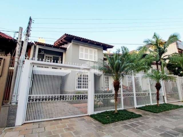 Casa à venda com 4 dormitórios e 325 m² no bairro Jardim Lindóia em Porto Alegre