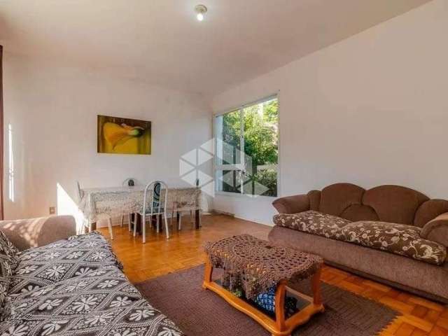 Casa, no andar térreo, living, 3 dormitórios, sendo uma suíte, banheiro social com hidromassagem