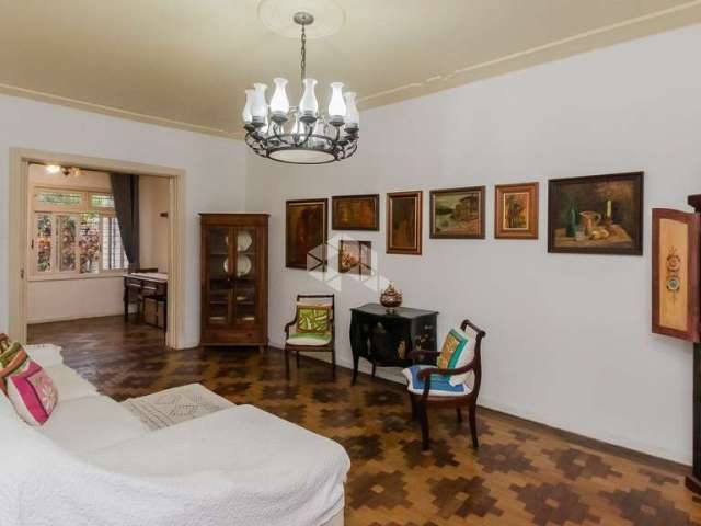 Casa térrea de 167m2, jardim, hall de entrada, living amplo, 3 dormitórios