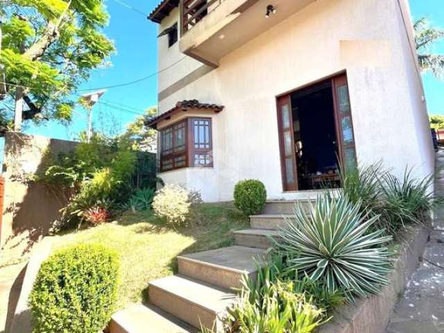 Casa de 03 dormitórios/01suite e pátio com piscina no bairro Ipanema