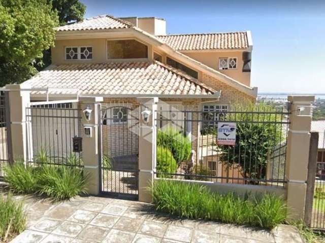 Casa sobrado no bairro Vila Nova, em Porto Alegre, com 3 dormitórios, suite e pátio com piscina