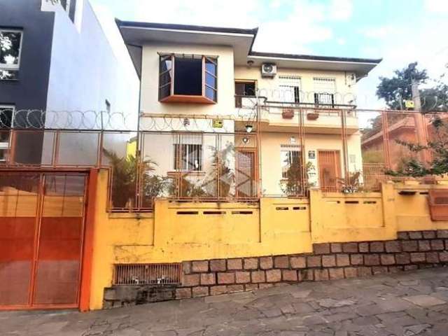 Casa em área total de 643,48 metros quadrados no bairro Menino Deus a venda, a metros do Mãe de Deus