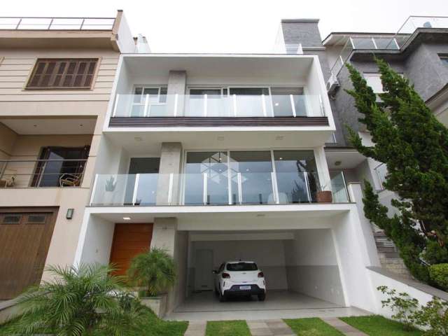 Casa  Residencial Alto Padrão de 3 dormitórios , piscina e 4 vagas