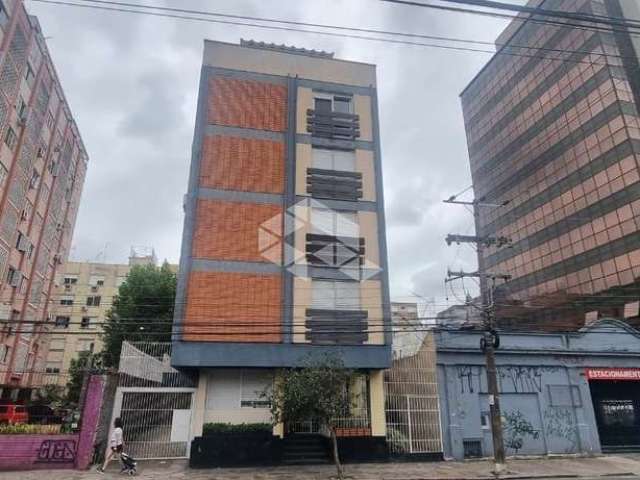 Excelente Apartamento de 1 dormitório amplo com vaga coberta e escriturada banheiro, cozinha e área de serviço separada, elevador no centro histórico.