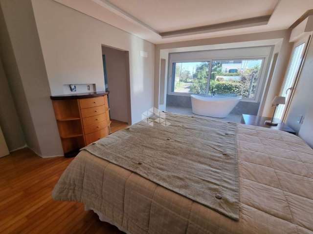 Lindíssima e ampla casa com 03 dormitórios 1 suíte, vista para o Guaíba e piscina