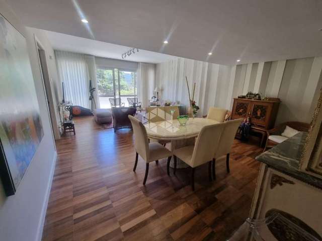 Excelente e amplo apartamento com 195m² privativos, sendo 3 dormitórios, suíte, lavabo, sacada, living 3 ambientes, muito sol, vaga no bairro Moinhos