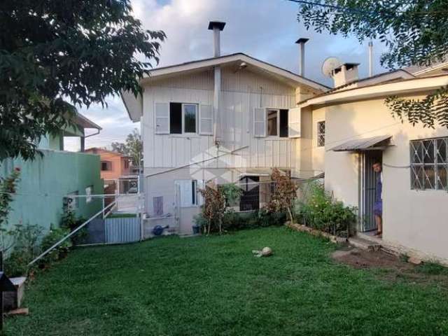 Vendo: Casa de dois pisos, 135m2, terreno de 396m2, com duas moradias, cinco quartos, dois banheiros, duas cozinhas, duas áreas de serviço,.