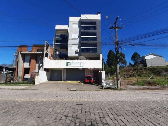 Apartamento semimobiliado, com 63m², 2 dormitórios, 1 banheiro, sacada fechada, churrasqueira, 1 vaga de garagem estendida, Bairro Desvio Rizzo em lu