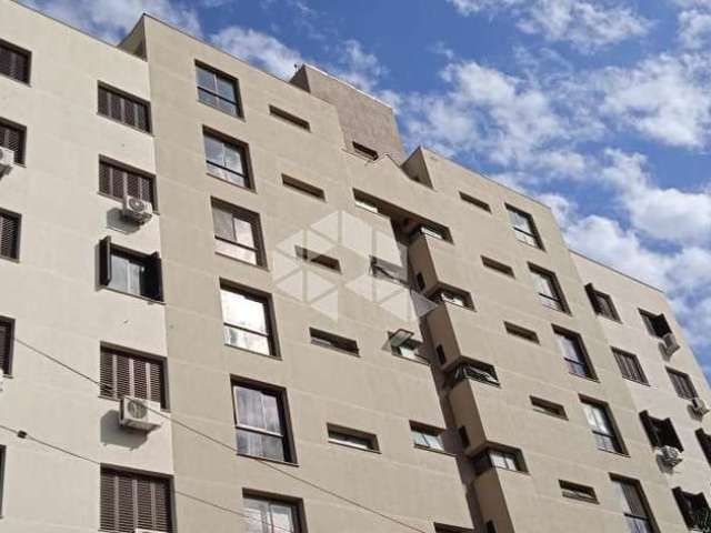 Amplo apartamento de 2 dormitórios com sacada, churrasqueira e lareira.