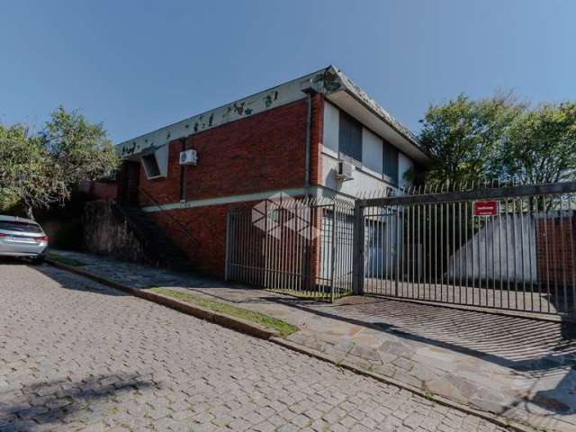 Se você procura um imóvel que possa ser a sede da sua empresa ou o lar dos seus sonhos em um local nobre de Porto Alegre, esta ampla casa é perfeita p