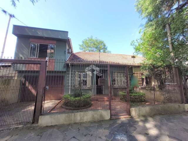 Casa a venda em frente a praça Araribóia, no Petrópolis