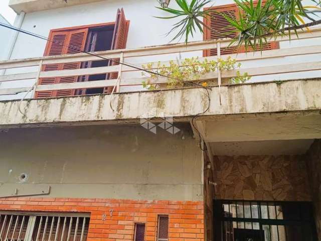 Casa antiga na rua Carlos Trein Filho no bairro Auxiliadora em Porto Alegre para reformar e vender