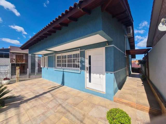 Crédito Real Petrópolis vende linda casa de esquina com 03 dormitórios