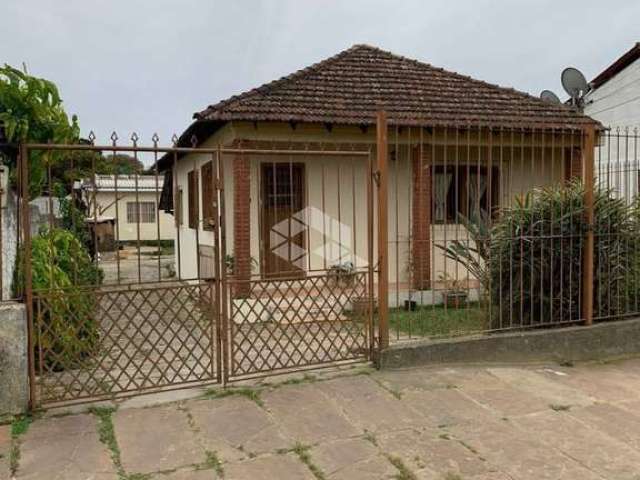 Casa térrea com pátio , terreno com 02 casas