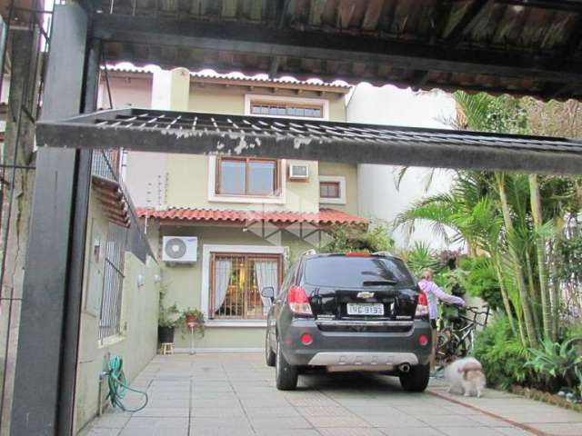 Excelente casa 3 dormitórios com uma suíte, 2 vagas de garagem e piscina à venda no Guarujá.