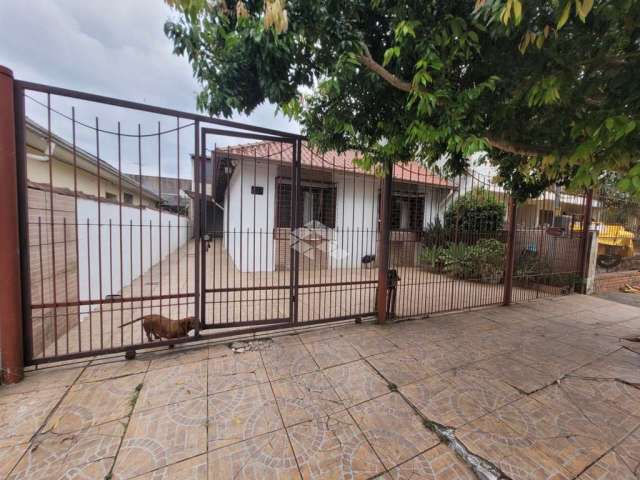 Casa a venda, de 200 metros provativos no bairro Santa Maria Goretti, Porto Alegre