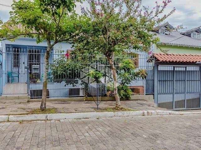 Casa com 5 dormitórios, 1 vaga, 244 m², com pátio, Bairro Vila Nova, Porto Alegre