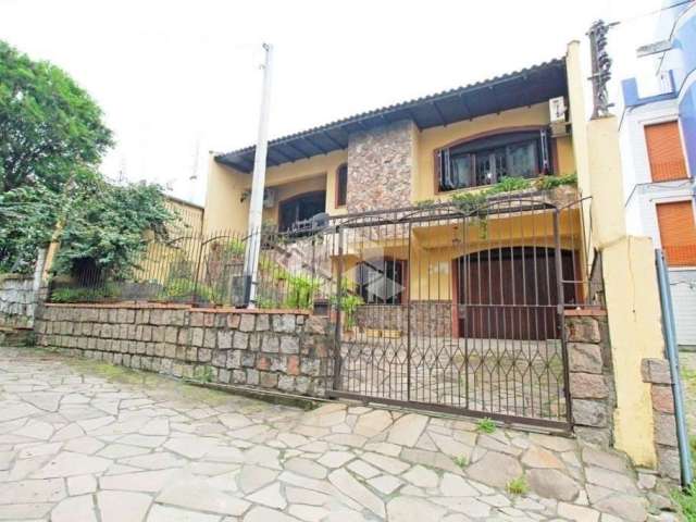 Casa Sobrado à venda no bairro Passo da Areia, em Porto Alegre.