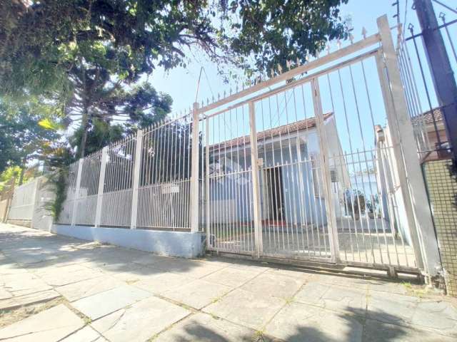 Casa com 02 dormitórios e amplo pátio com piscina