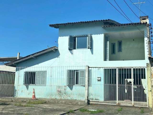 Casa com 5 dormitórios, suíte, 3 vagas de garagem cobertas em CANOAS RS