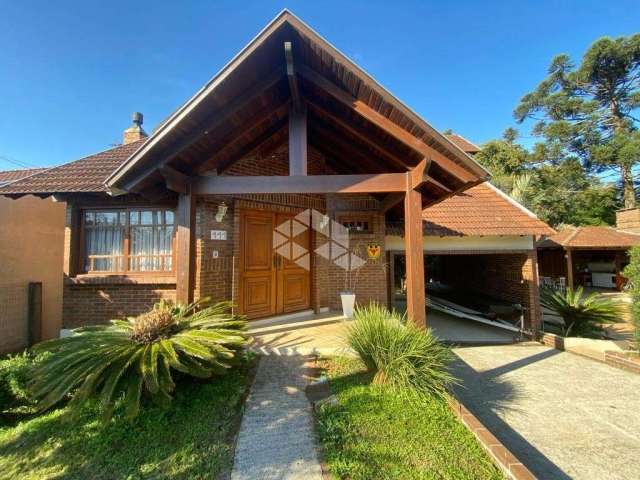 Casa estilo rústica em Linha Santa Cruz, 03 dormitórios e piscina