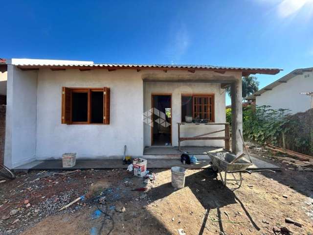 CASA EM CONSTRUÇÃO COM ÓTIMO PÁTIO e 02 DORMITÓRIOS