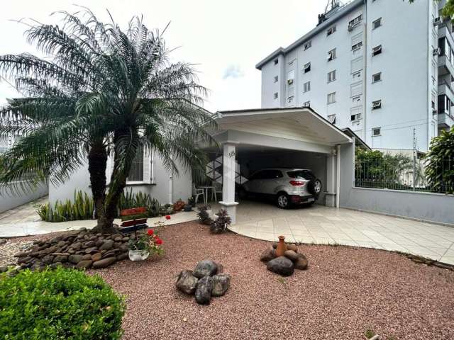 Casa de 4 dormitórios e piscina no bairro Universitário!