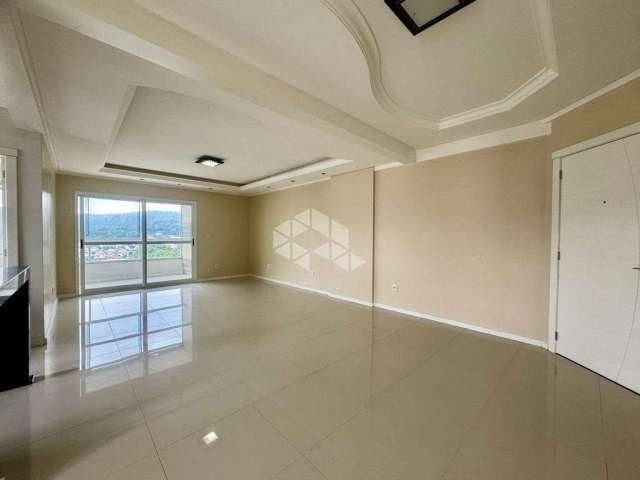 Apartamento central, semimobiliado, 03 dormitórios (02 suítes) em andar alto