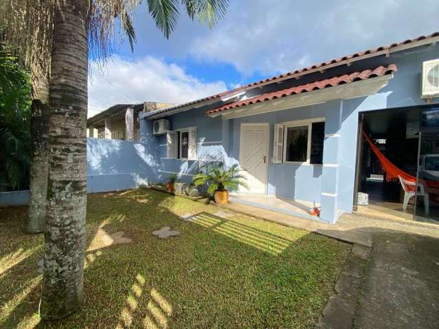 Casa com piscina e dois dormitórios no bairro aliança